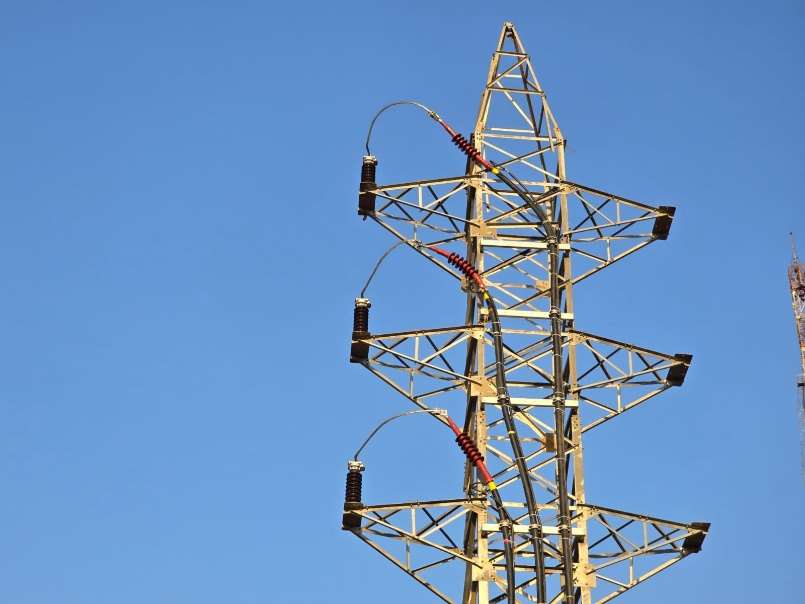 Lattice transmission tower